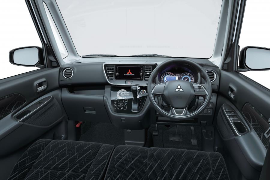Торпедо Mitsubishi eK Space Custom 2016 года  (фото 9 из 10)